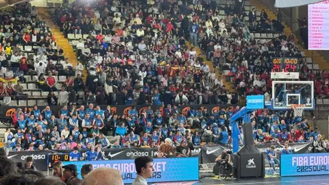 Lleno en el Palacio de los Deportes de León para presenciar en directo el encuentro entre la Selección Española frente a Bélgica. El 'No hay entradas' se ha colgado en la taquilla. Fotos: Silvia García