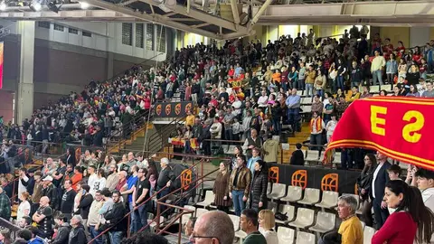 Lleno en el Palacio de los Deportes de León para presenciar en directo el encuentro entre la Selección Española frente a Bélgica. El 'No hay entradas' se ha colgado en la taquilla. Fotos: Silvia García