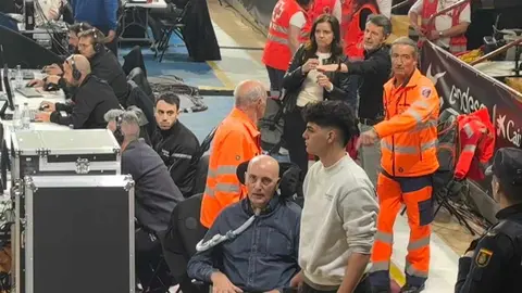 Lleno en el Palacio de los Deportes de León para presenciar en directo el encuentro entre la Selección Española frente a Bélgica. El 'No hay entradas' se ha colgado en la taquilla. En la imagen, Urbano González, exjugador de Elosúa León y hoy activista luchador frente al ELA. Fotos: Silvia García