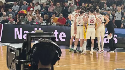 Lleno en el Palacio de los Deportes de León para presenciar en directo el encuentro entre la Selección Española frente a Bélgica. El 'No hay entradas' se ha colgado en la taquilla. Fotos: Silvia García