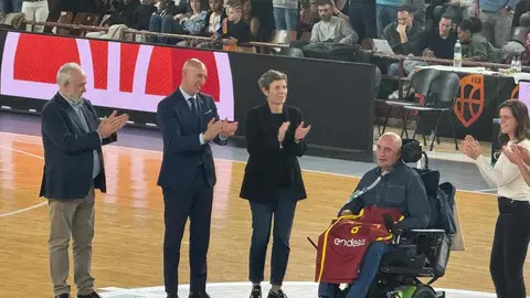 Homenaje a Urbano González, exjugador de Baloncesto León y activista frente al ELA, durante el encuentro de la Selección Española. Foto: Silvia García