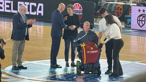 Homenaje a Urbano González, exjugador de Baloncesto León y activista frente al ELA, durante el encuentro de la Selección Española. Foto: Silvia García