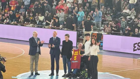 Homenaje a Urbano González, exjugador de Baloncesto León y activista frente al ELA, durante el encuentro de la Selección Española. Foto: Silvia García