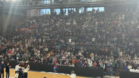 Homenaje a Urbano González, exjugador de Baloncesto León y activista frente al ELA, durante el encuentro de la Selección Española. Foto: Silvia García