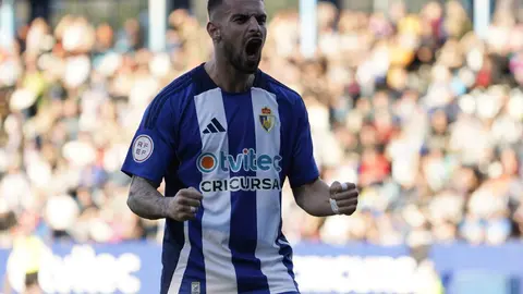 La Ponferradina, que ha rendido un emotivo homenaje a la figura de Tyrone, se enfrenta a la Gimnástica Segoviana en El Toralín.