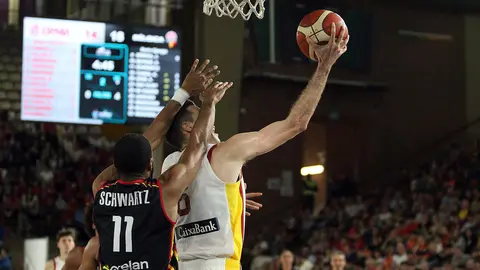 La selección española de baloncesto se aferra a la defensa y cierra el Preeuropeo con una victoria ante Bélgica en León. Fotos: Isaac Llamazares | Peio García