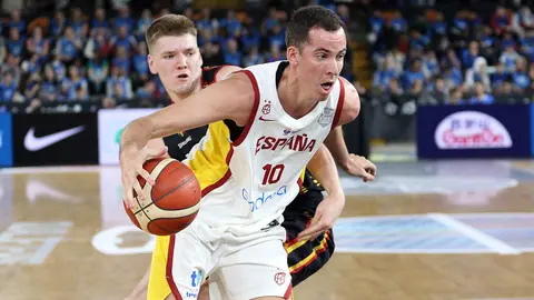 La selección española de baloncesto se aferra a la defensa y cierra el Preeuropeo con una victoria ante Bélgica en León. Fotos: Isaac Llamazares | Peio García