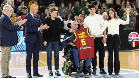 La selección española de baloncesto se aferra a la defensa y cierra el Preeuropeo con una victoria ante Bélgica en León. Fotos: Isaac Llamazares | Peio García