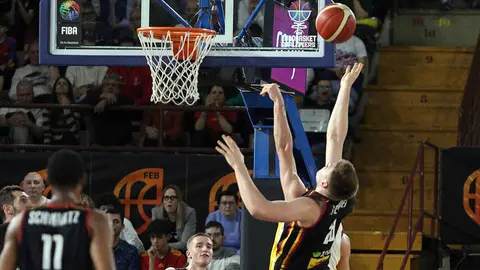 La selección española de baloncesto se aferra a la defensa y cierra el Preeuropeo con una victoria ante Bélgica en León. Fotos: Isaac Llamazares | Peio García