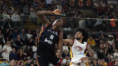 La selección española de baloncesto se aferra a la defensa y cierra el Preeuropeo con una victoria ante Bélgica en León. Fotos: Isaac Llamazares | Peio García