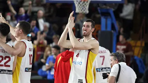 La selección española de baloncesto se aferra a la defensa y cierra el Preeuropeo con una victoria ante Bélgica en León. Fotos: Isaac Llamazares | Peio García