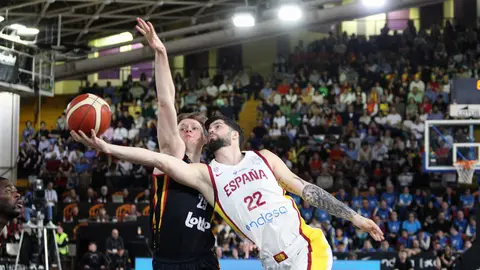 La selección española de baloncesto se aferra a la defensa y cierra el Preeuropeo con una victoria ante Bélgica en León. Fotos: Isaac Llamazares | Peio García