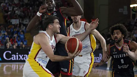 La selección española de baloncesto se aferra a la defensa y cierra el Preeuropeo con una victoria ante Bélgica en León. Fotos: Isaac Llamazares | Peio García