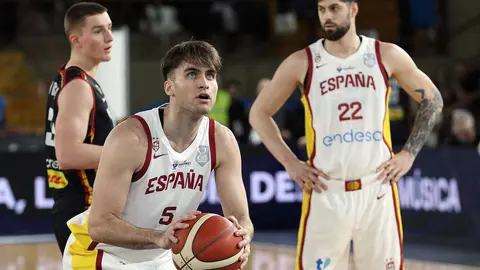 La selección española de baloncesto se aferra a la defensa y cierra el Preeuropeo con una victoria ante Bélgica en León. Fotos: Isaac Llamazares | Peio García
