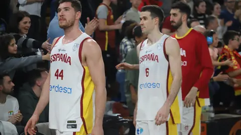 La selección española de baloncesto se aferra a la defensa y cierra el Preeuropeo con una victoria ante Bélgica en León. Fotos: Isaac Llamazares | Peio García
