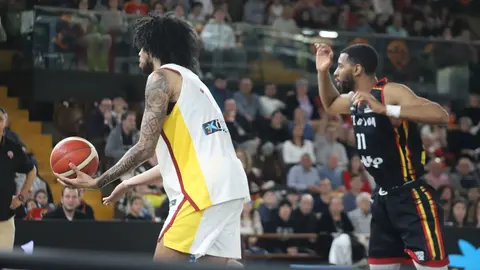 La selección española de baloncesto se aferra a la defensa y cierra el Preeuropeo con una victoria ante Bélgica en León. Fotos: Isaac Llamazares | Peio García