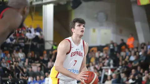 La selección española de baloncesto se aferra a la defensa y cierra el Preeuropeo con una victoria ante Bélgica en León. Fotos: Isaac Llamazares | Peio García