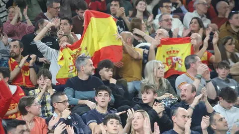 La selección española de baloncesto se aferra a la defensa y cierra el Preeuropeo con una victoria ante Bélgica en León. Fotos: Isaac Llamazares | Peio García