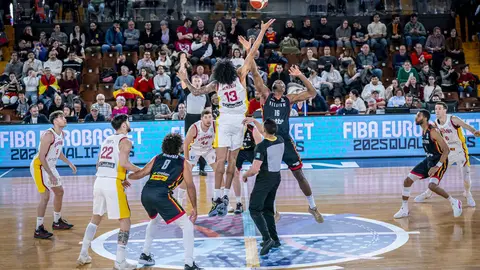Heraldo de León publica las 101 fotos oficiales del encuentro disputado por España en el Palacio de los Deportes.