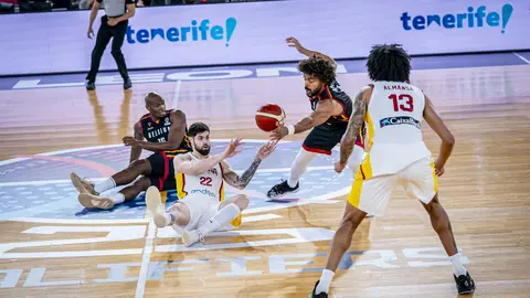 Heraldo de León publica las 101 fotos oficiales del encuentro disputado por España en el Palacio de los Deportes.