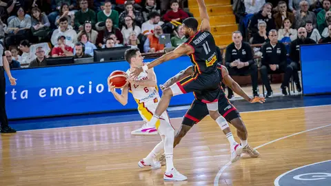 Heraldo de León publica las 101 fotos oficiales del encuentro disputado por España en el Palacio de los Deportes.