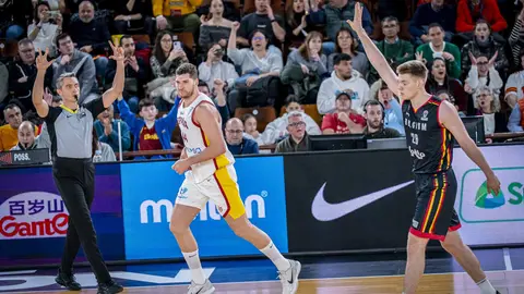 Heraldo de León publica las 101 fotos oficiales del encuentro disputado por España en el Palacio de los Deportes.