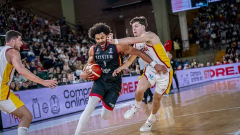 Heraldo de León publica las 101 fotos oficiales del encuentro disputado por España en el Palacio de los Deportes.