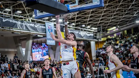 Heraldo de León publica las 101 fotos oficiales del encuentro disputado por España en el Palacio de los Deportes.