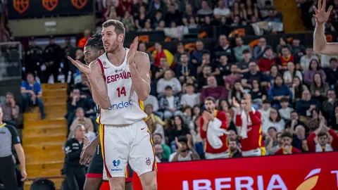Heraldo de León publica las 101 fotos oficiales del encuentro disputado por España en el Palacio de los Deportes.