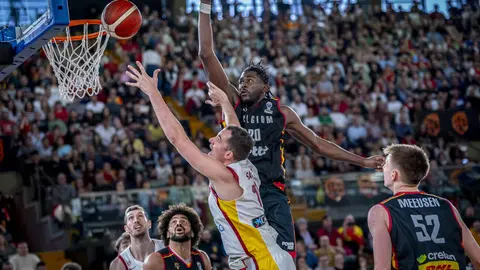 Heraldo de León publica las 101 fotos oficiales del encuentro disputado por España en el Palacio de los Deportes.