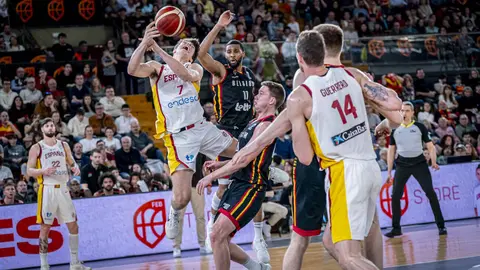 Heraldo de León publica las 101 fotos oficiales del encuentro disputado por España en el Palacio de los Deportes.