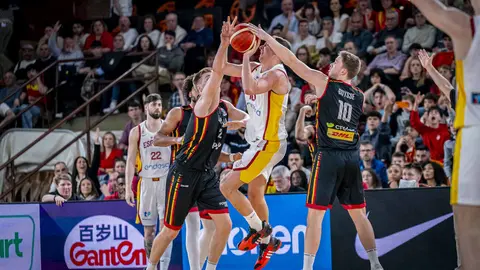 Heraldo de León publica las 101 fotos oficiales del encuentro disputado por España en el Palacio de los Deportes.