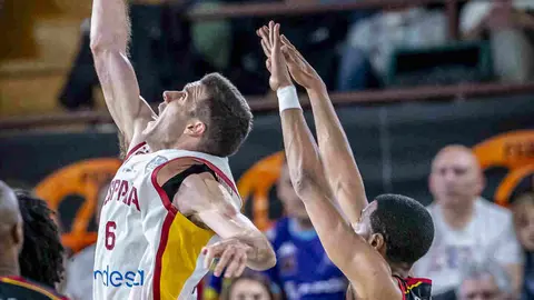 Heraldo de León publica las 101 fotos oficiales del encuentro disputado por España en el Palacio de los Deportes.