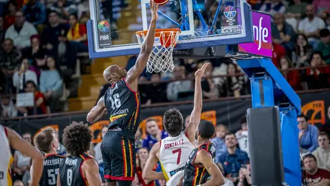 Heraldo de León publica las 101 fotos oficiales del encuentro disputado por España en el Palacio de los Deportes.