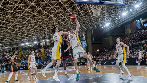 Heraldo de León publica las 101 fotos oficiales del encuentro disputado por España en el Palacio de los Deportes.