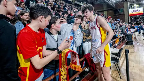 Heraldo de León publica las 101 fotos oficiales del encuentro disputado por España en el Palacio de los Deportes.