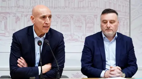 El alcalde de León, José Antonio Diez, ofrece una rueda de prensa junto a Jerónimo Fernández Lázaro, presidente de la Asociación de Agencias de Viajes de León. Foto: Campillo.