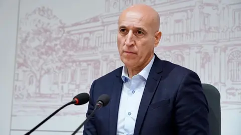 El alcalde de León, José Antonio Diez, ofrece una rueda de prensa junto a Jerónimo Fernández Lázaro, presidente de la Asociación de Agencias de Viajes de León. Foto: Campillo.