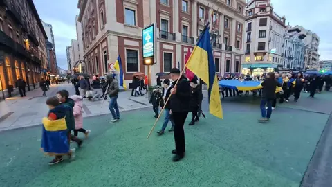 León, con Ucrania. La ciudad ha arropado este martes al pueblo ucraniano en el tercer aniversario de la invasión rusa. Convocados por la Asociación de Amigos Leoneses Ucranianos Damnificados, la marcha ha recorrido el centro de la ciudad y se ha concentrado en la Plaza de San Marcelo.