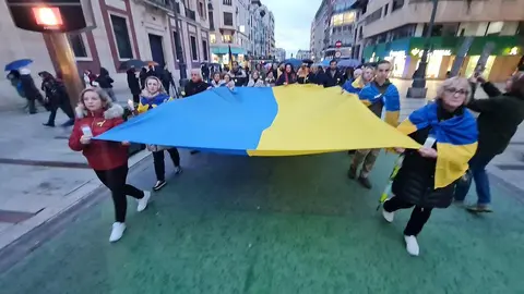 León, con Ucrania. La ciudad ha arropado este martes al pueblo ucraniano en el tercer aniversario de la invasión rusa. Convocados por la Asociación de Amigos Leoneses Ucranianos Damnificados, la marcha ha recorrido el centro de la ciudad y se ha concentrado en la Plaza de San Marcelo.