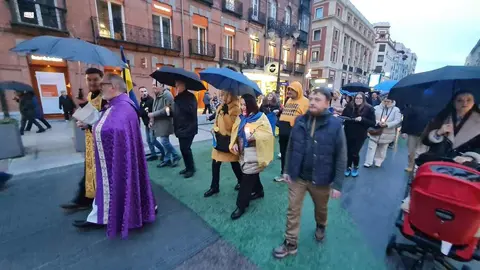 León, con Ucrania. La ciudad ha arropado este martes al pueblo ucraniano en el tercer aniversario de la invasión rusa. Convocados por la Asociación de Amigos Leoneses Ucranianos Damnificados, la marcha ha recorrido el centro de la ciudad y se ha concentrado en la Plaza de San Marcelo.