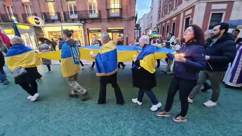 León, con Ucrania. La ciudad ha arropado este martes al pueblo ucraniano en el tercer aniversario de la invasión rusa. Convocados por la Asociación de Amigos Leoneses Ucranianos Damnificados, la marcha ha recorrido el centro de la ciudad y se ha concentrado en la Plaza de San Marcelo.