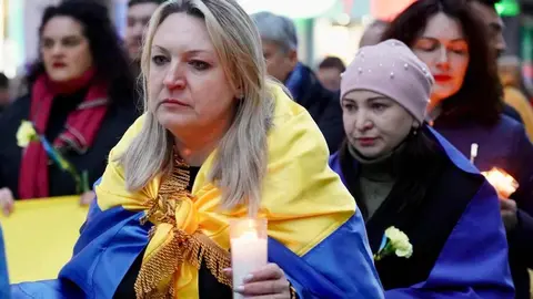 León, con Ucrania. La ciudad ha arropado este martes al pueblo ucraniano en el tercer aniversario de la invasión rusa. Convocados por la Asociación de Amigos Leoneses Ucranianos Damnificados, la marcha ha recorrido el centro de la ciudad y se ha concentrado en la Plaza de San Marcelo. Fotos: Campillo
