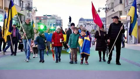 León, con Ucrania. La ciudad ha arropado este martes al pueblo ucraniano en el tercer aniversario de la invasión rusa. Convocados por la Asociación de Amigos Leoneses Ucranianos Damnificados, la marcha ha recorrido el centro de la ciudad y se ha concentrado en la Plaza de San Marcelo. Fotos: Campillo