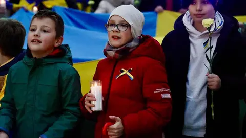 León, con Ucrania. La ciudad ha arropado este martes al pueblo ucraniano en el tercer aniversario de la invasión rusa. Convocados por la Asociación de Amigos Leoneses Ucranianos Damnificados, la marcha ha recorrido el centro de la ciudad y se ha concentrado en la Plaza de San Marcelo. Fotos: Campillo