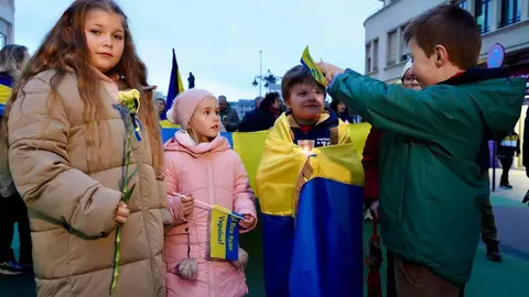 León, con Ucrania. La ciudad ha arropado este martes al pueblo ucraniano en el tercer aniversario de la invasión rusa. Convocados por la Asociación de Amigos Leoneses Ucranianos Damnificados, la marcha ha recorrido el centro de la ciudad y se ha concentrado en la Plaza de San Marcelo. Fotos: Campillo