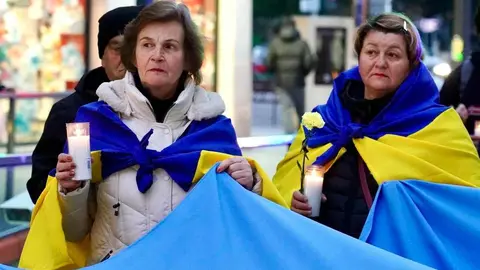 León, con Ucrania. La ciudad ha arropado este martes al pueblo ucraniano en el tercer aniversario de la invasión rusa. Convocados por la Asociación de Amigos Leoneses Ucranianos Damnificados, la marcha ha recorrido el centro de la ciudad y se ha concentrado en la Plaza de San Marcelo. Fotos: Campillo