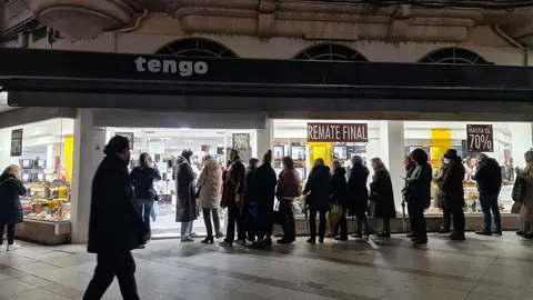 La popular tienda de calzado anuncia un 'Remate final' y la clientela rompe todas las previsiones de venta