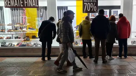 La popular tienda de calzado anuncia un 'Remate final' y la clientela rompe todas las previsiones de venta