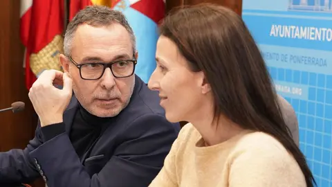 El concejal de Fiestas del Ayuntamiento de Ponferrada, Carlos Cortina, junto a la concejala de Deportes y Juventud, Eva González, durante la presentación de los detalles del Carnaval de Ponferrada 2025. Foto: César Sánchez.